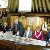 Verteenwoordigers uit streke aan tafel met Ds van Dyk