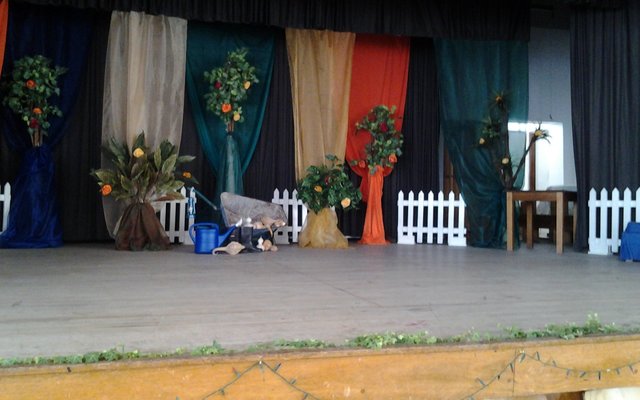 Die verhoog is opgetooi vir die konsert