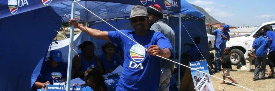 Struggling against the wind to keep the DA tent in Blompark  in tact