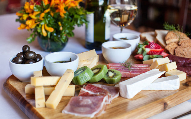 The cuisine at Mosaic is fresh, delicious and the creative mastery of our chef, our baker, our gardener, and local producers. Breakfast is a hearty fare at the Lodge with freshly baked muffins, homemade jams, fresh fruit and a hot meal.