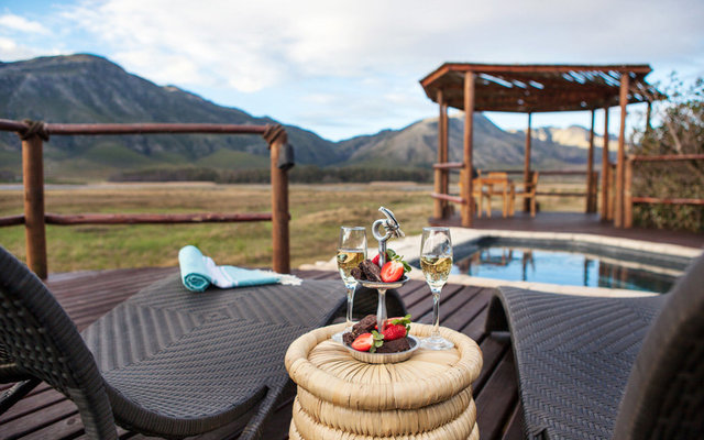 A heated plunge pool overlooking the mountains is a favorite place to spot your favorite birds. And as evening falls, you will witness the exquisite colors of the sun setting and the glorious expanse of the star-filled South African sky.
