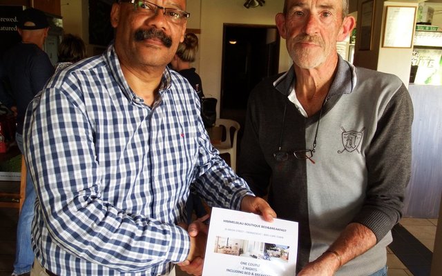 Tommy Wilson, Skoolhoof van Gansbaai Academia, oorhandig pryse aan nog wenners