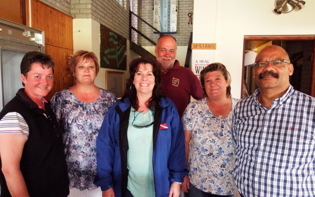 Die hardwerkendes, met voor vlnr kapt Gerda Groenewald, Suelene de Villiers, Madelein Swart, Christina Rytzen en skoolhoof Tommy Wilson. Agter is Ernst Nieuwoud