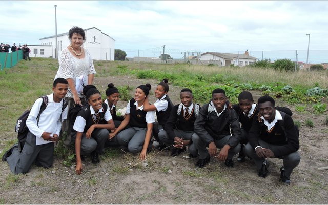 Onder die wakende oog van me Anneri Harding-Male (leerondersteuning) is daar met ‘n tuinbou klub begin.