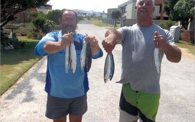 Eddie Bester en sy skoonseun, Jacques, met van die makriel waarvan daar nou baie gevang word.