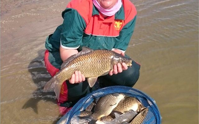 Sandri Wessels met haar goeie vangstes tydens ‘n onlangse varswaterhengel-kompetisie, terwyl sy nou gekies is om vir die A-span van SAVOF te gaan hengel