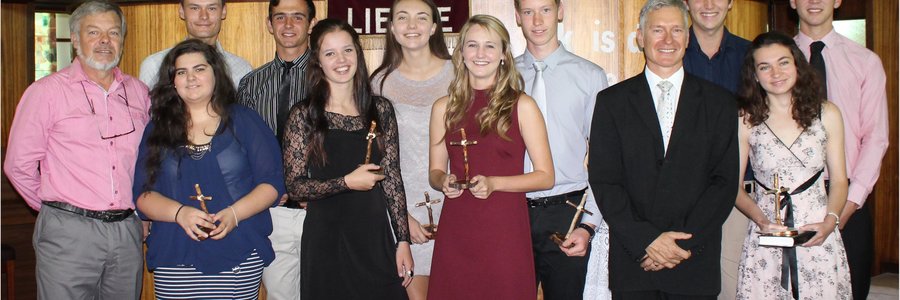 Nuwe NG-lidmate, pas nadat hulle Belydenis van Geloof afgelê het. Voor vlnr is Ouderling Hennie Prinsloo, Daneen Vermeulen, Anthea Goedde, Chanelle Dreyer, ds Willie Kotze en Bianca Schoonwinkel. Agter vlnr is Kobus Truter, Mynard van Niekerk, Monet van Deventer, Alco Kotze, Henlo Smit en Luan Fourie.  (Foto: Hennie Prinsloo)