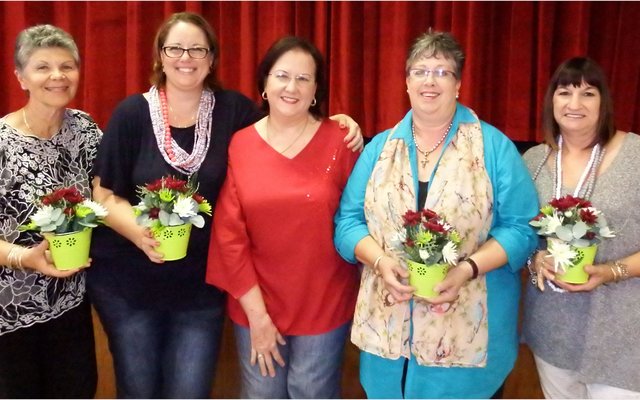 Die Kersmark bestuurslede, met vlnr Petro Trautman, Maryke van Rensburg, Linda Cilliers (organiseerder), Ilse Klopper en Rita Pio