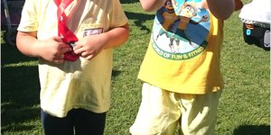 Emma Smal en Jean Bosman van De Kleine Gansies spog met hul medaljes