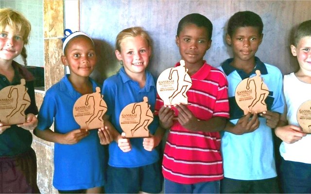 Die veelsydigheidstrofees : vlnr: Charlotte, Joy, Elani, Bradwil, Jayden en  Luc.