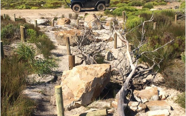 Hierdie paadjie wat al langs die kus afloop tot by die Rafelrivier-monding is ook vir rotshengelaars verbied deur dit toe te maak. Hengelaars moet nou ver stap om by hul hengelgate uit te kom. 