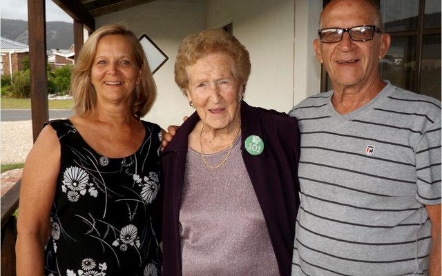 Vlnr is Anita Louw (dogter), die 101-jarige Tannie Mick en haar seun, Jan Vivier. Foto: Monica Hayes  
