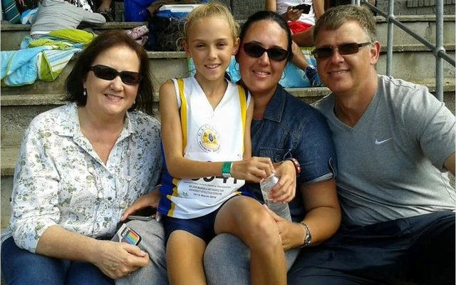 Vlnr is ouma Linda Cilliers en haar kleindogter, Marli Dimond saam met haar ouers, Joelinda en Martin Dimond.  (Foto: Thys Cilliers)