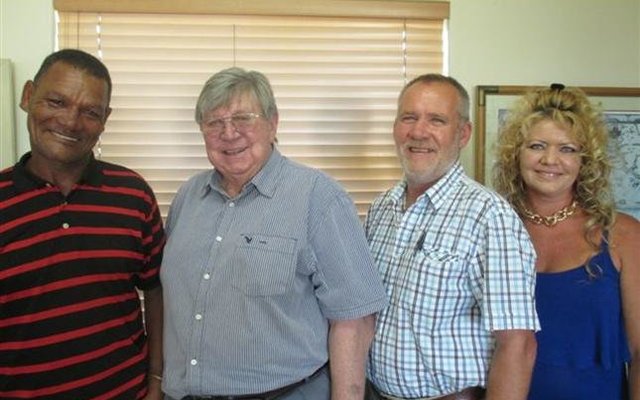 Vlnr: Cecil Martins, Petrus du Preez, Danie van Wyk en  Karien van Wyk. Bella van der Westhuizen  wat al 'n geruime  tyd in die agentskap ‘n suksesvolle bemarker is, was ongelukkig nie beskikbaar tydens die fotosessie nie.