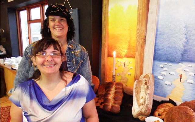 Die twee eienaars van Butter Créme Bakery, met Magda Niemand voor en Tess du Toit agter haar tydens die openingsaand