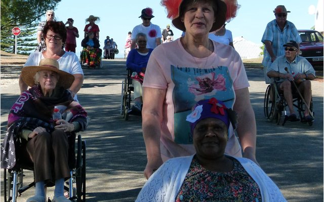 Gansbaai_In_blomme_getooi_vaar_HAS_strate_in_4