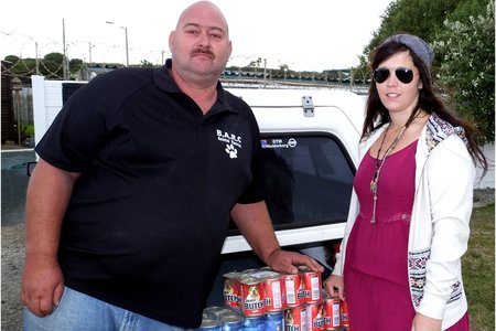 BARC is te alle tye dankbaar vir ondersteuning en hulp, hoe gering ookal. Die winter lê voor - met vele verwaarloosde diere wat ‘n heenkome sal moet vind. BARC se Veldwagter, Nols Jonas, lewer diens van onskatbare waarde, maar BARC bly afhanklik van donasies om die diere gevoed en gesond te hou. Hier ontvang Nols blikkieskos van Angelique le Grange van Kleinbaai Superette & Drankwinkel – bestaande uit kleingeld van hul kliënte oor ‘n tydperk. 