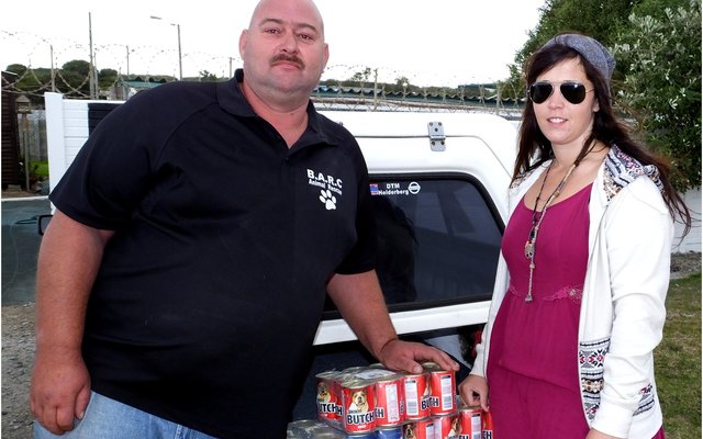 BARC is te alle tye dankbaar vir ondersteuning en hulp, hoe gering ookal. Die winter lê voor - met vele verwaarloosde diere wat ‘n heenkome sal moet vind. BARC se Veldwagter, Nols Jonas, lewer diens van onskatbare waarde, maar BARC bly afhanklik van donasies om die diere gevoed en gesond te hou. Hier ontvang Nols blikkieskos van Angelique le Grange van Kleinbaai Superette & Drankwinkel – bestaande uit kleingeld van hul kliënte oor ‘n tydperk. 