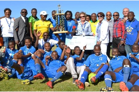 Kameraadskap en Sport wen weer eens by die onlangse Overstrand Burgemeesterssportfees op die Zwelihle Sportgronde. In die middel staan die Mighty Blues Mens Sokkerspan se trotse kaptein, “Buddy” met die gesogte trofee wat deur hulle gewen is. Links van hom is Masizole Mnqasele (MPP) en regs is Overstrand se Uitvoerende Burgemeester, Raadsdame Nicolette Botha-Guthrie.