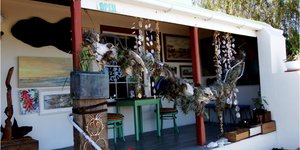 Die  destydse  tweeling  en oudste inwoners van B’Bos, Enna en Henna Groenewald, se huis wat deur Ivan Trollip gekoop en kunstig versier is