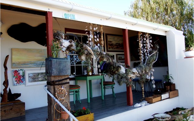 Die  destydse  tweeling  en oudste inwoners van B’Bos, Enna en Henna Groenewald, se huis wat deur Ivan Trollip gekoop en kunstig versier is