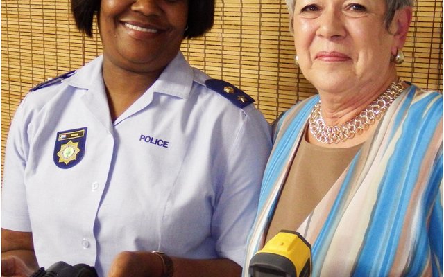 Regs oorhandig Lucille Mangiagalli gespesialiseerde toerusting namens Gansbaai Polisiëringsforum aan Gansbaai SAPD se Stasiebevelvoerder, Lt.Kol Moshi