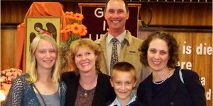 Dr Lisel Joubert en haar gesin, met vlnr Maya, syself, Frederik en prof Julie Claassens, ‘n jarelange vriendin, met haar eggenoot, Deon agter hulle