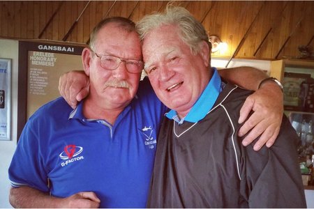 Links is Bev Swart by Gabriel Smit wat die BARC-koek teruggeskenk het
