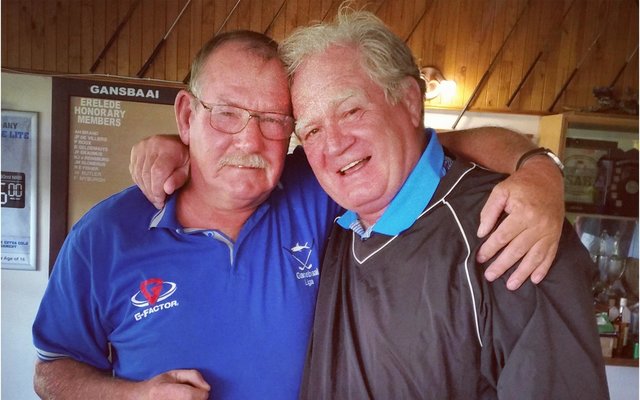 Links is Bev Swart by Gabriel Smit wat die BARC-koek teruggeskenk het