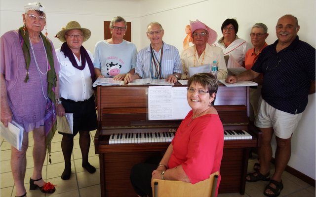 ‘n Deel van die groep manne-mannekyne aan die oefen onderbegeleiding van Aletta Löchner
