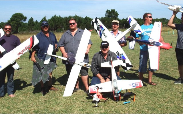 ‘n Deel van die Shark Coast Radio Flyers, met voor Paul Winterbach. Agter vlnr is Nick Loubser, André Barkhuizen, Louis Genade, Johan Burmeister, Hannes Benadi en Edran Delport.