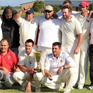 Gansbaai se bekerwenner-krieketspan, met voor vlnr Theuns Otto, Corrie Avenant (kaptein) en André Hage. Agter vlnr is Johan Beets, Melvin Tobias, Gurshwin Davids, Juan Havenga, Gericke van Eck, Mark Botbyl, Christo Swart, Heinrich Vermeulen en Jonathan Doyle, met Nico Kotze wat ongelukkig agter Mark weggesteek is. 
