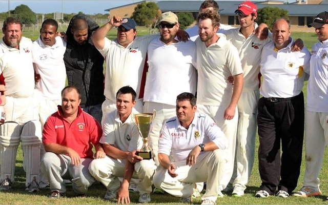 Gansbaai se bekerwenner-krieketspan, met voor vlnr Theuns Otto, Corrie Avenant (kaptein) en André Hage. Agter vlnr is Johan Beets, Melvin Tobias, Gurshwin Davids, Juan Havenga, Gericke van Eck, Mark Botbyl, Christo Swart, Heinrich Vermeulen en Jonathan Doyle, met Nico Kotze wat ongelukkig agter Mark weggesteek is. 