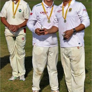  Vlnr: Corrie Avenant (beste kolwer), Jonathan Doyle (beste veelsydige speler) en André Hage (klubvoorsitter)