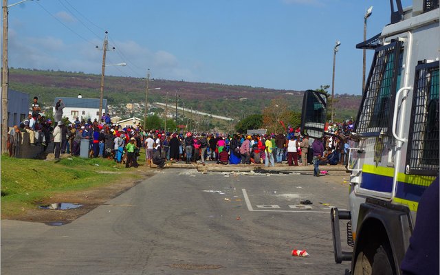 ‘n Deel van die oproerige en onwettige protesoptoggangers tydens Dinsdag se chaos op die R43.  (Foto’s: Willem Appel, Stanford)