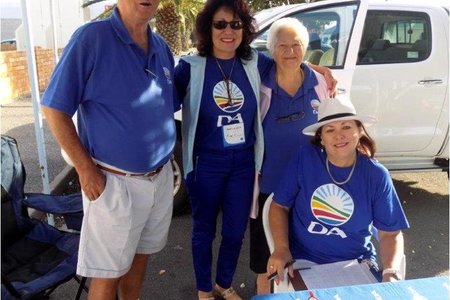 Ywerige werkers by die DA-tafels tydens die laaste registrasie-naweek, met vlnr Daan Oosthuizen, rdl Riana de Coning, Petro Oosthuizen en René Buys   