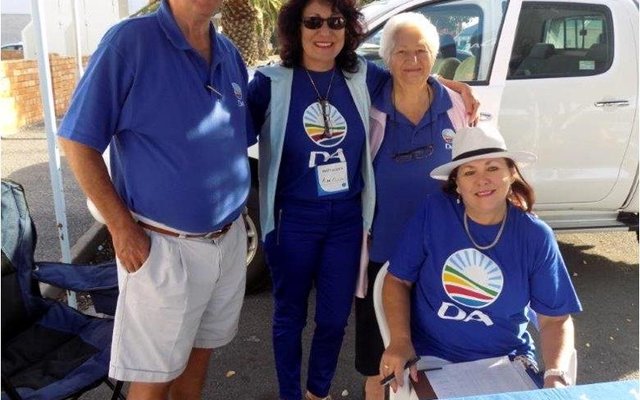 Ywerige werkers by die DA-tafels tydens die laaste registrasie-naweek, met vlnr Daan Oosthuizen, rdl Riana de Coning, Petro Oosthuizen en René Buys   