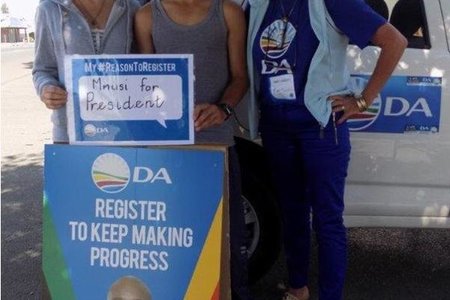 ‘n Trotse Ian en Lindi Swart, wat vanjaar vir die eerste keer as kiesers kon registreer, saam met rdl Riana de Coning    