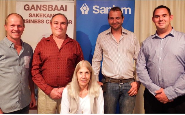 Gansbaai Sakekamer se 2016/17 Bestuurslede met die nuwe voorsitter, Julia Barlow voor. Agter vlnr is Hein van Wyk, Johan von Wielligh, Dirk Büchner (Jnr) en Mynhardt Geyer