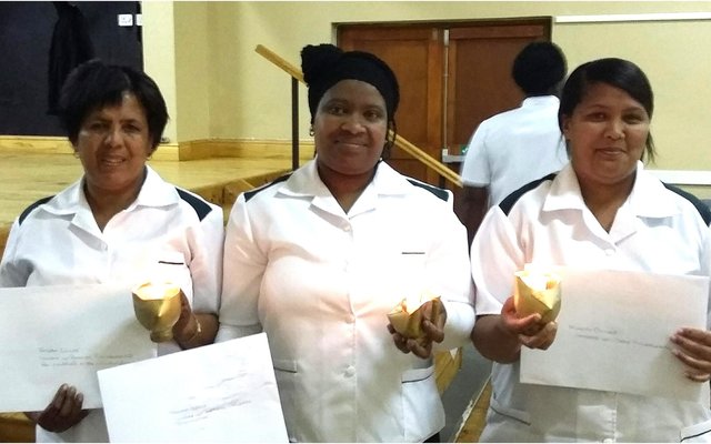 Drie Gansbaaiers wat in 2015 hul kursusse met hoogste lof voltooi het, met vlnr Jacoba Lewies, Thelma Konco en Minette October.   (Argieffoto: Gansbaai Courant)