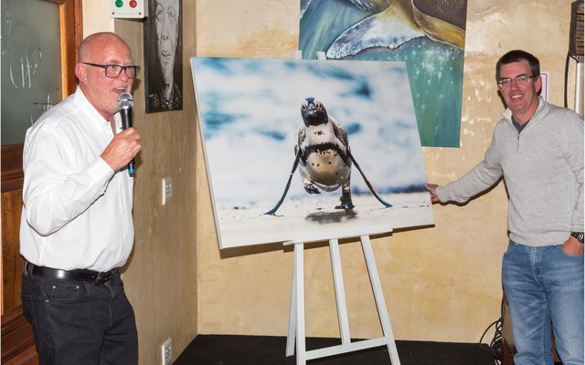 Michael Lutzeyer, Afslaer vir die aand, saam met Geoff McIver, topbieer vir die Afrika Pikkewyn foto deur Peter Chadwick