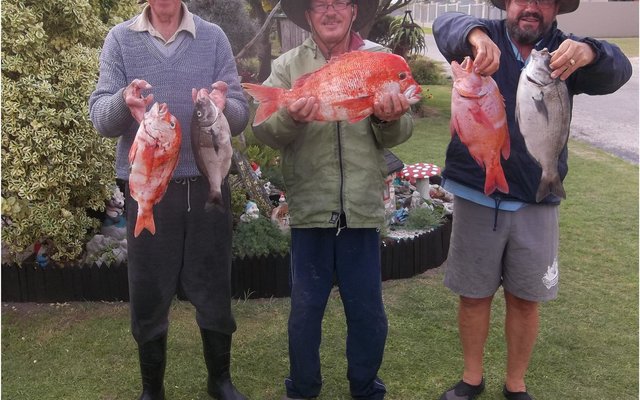 Dit kan mos net lekker wees! Van links is dit Jannie Roux, Mario Seegers en Eddie Bester wat maar lekker kan spog met die mooi vis wat hulle laas Woensdag naby die Eiland gevang het.
