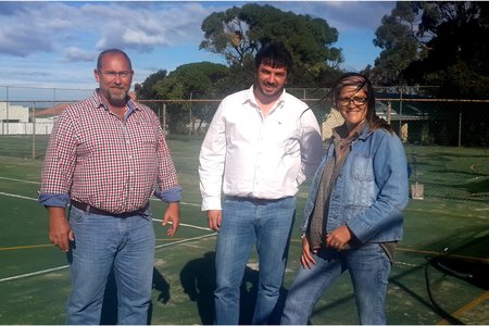 Vlnr is Michael Geldenhuys (voorsitter: Ouermaatskappy), JP Coetzer (Atlantic Abalone) en Chrizülene van Niekerk (organiseerder)