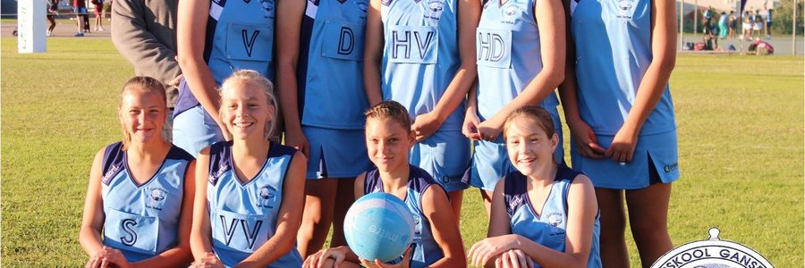 Laerskool Gansbaai se 0/13A Netbalspan pronk in hul pragtige netbaldrag, geborg deur Overberg Versekering en Hollard.  Ons hartlike dank aan dié twee instansies vir hul ruim bydrae om hierdie uitrustings moontlik te maak.  Die dogters vertoon pragtig en dra hul nuwe uitrustings met trots. Agter vlnr:  Mnr Albert Myburgh Overberg Versekering, Carla Groenewald, Bianca Heydenrych, Marzhan Roux, Elzaan du Toit en Megan Crafford. Voor vlnr:  Caitlyn Otto, Marné Middleton, Janika Kruger en Shané Engelbrecht.