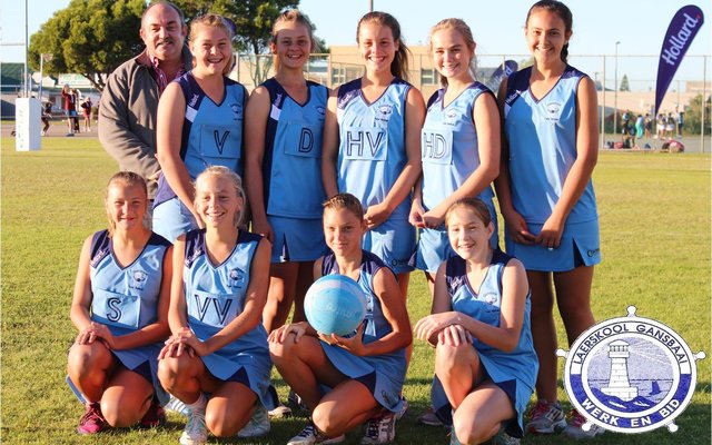 Laerskool Gansbaai se 0/13A Netbalspan pronk in hul pragtige netbaldrag, geborg deur Overberg Versekering en Hollard.  Ons hartlike dank aan dié twee instansies vir hul ruim bydrae om hierdie uitrustings moontlik te maak.  Die dogters vertoon pragtig en dra hul nuwe uitrustings met trots. Agter vlnr:  Mnr Albert Myburgh Overberg Versekering, Carla Groenewald, Bianca Heydenrych, Marzhan Roux, Elzaan du Toit en Megan Crafford. Voor vlnr:  Caitlyn Otto, Marné Middleton, Janika Kruger en Shané Engelbrecht.