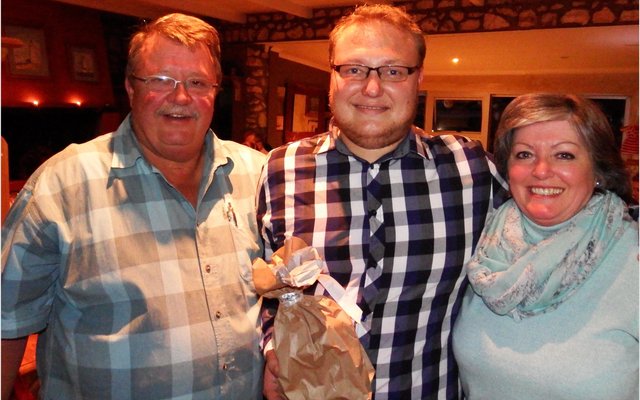Vlnr is Theuns Roodman, Werner Barkhuizen (aanbieder) en Suna Swart 