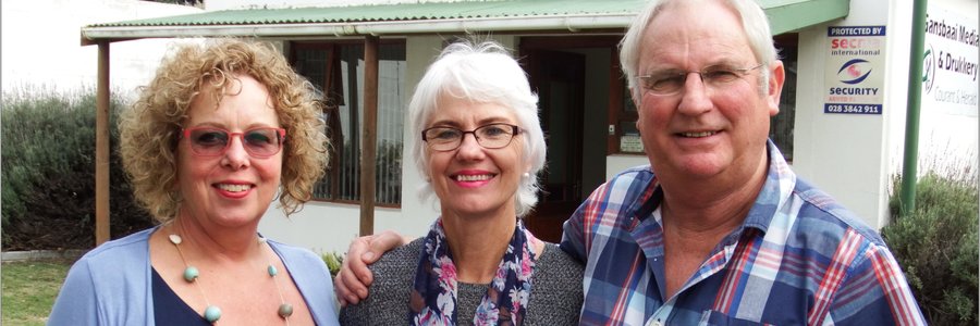Op  1  Mei  vanjaar  het  Gansbaai Courant, ná 17 jaar, van eienaar gewissel,  met Francois en Deonora de Jongh wat besluit het om te verkoop en af te tree.  Vlnr is Marinda van der Walt (nuwe eienaar/uitgewer) saam met die voormalige eienaars van Gansbaai Courant, Deonora en Francois de Jongh.