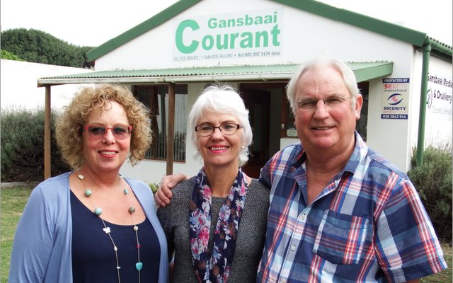 Op  1  Mei  vanjaar  het  Gansbaai Courant, ná 17 jaar, van eienaar gewissel,  met Francois en Deonora de Jongh wat besluit het om te verkoop en af te tree.  Vlnr is Marinda van der Walt (nuwe eienaar/uitgewer) saam met die voormalige eienaars van Gansbaai Courant, Deonora en Francois de Jongh.