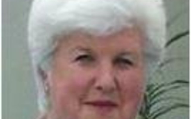 Teresa Maree van AVBOB het ‘n pragtige skildery wat sy geskilder het, aan die TABITA Senior Burgers Komitee van Gansbaai AGS geskenk wat vir ‘n fondsinsamelingsprojek uitgeloot kon word. Die skildery is deur Maxi Fourie (regs) van Krugersdorp gewen. Die komiteelede bedank graag vir Teresa vir die skildery, asook almal wat hulle ondersteun het en lootjies gekoop het. 