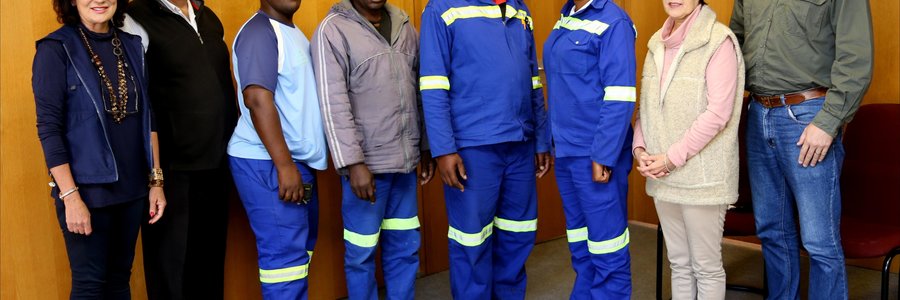 Overstrandse Munisipaliteit se Gansbaai Administrasie spog vir die soveelste keer met “Langasem-personeellede”. Op die foto is die personeellede wat Langdienssertifikate tydens die onlangse Wykskomitee-vergaderings ontvang het, asook ‘n nuwe aanstelling, met vlnr rdl Riana de Coning, mnr Kat Myburgh (Areabestuurder), PS Hatili (Parke - 15jr), MW Makumsha (Parke - 15jr), M Dunjwa (Strate - 15jr), L Tutu (Nuwe aanstelling - Algemene Assistant: Vaste Afval), DS Goosen (Kliëntediens - 20jr) en mnr Jean de Villiers. JTH Kleynhans (Elektries - 10jr) was afwesig tydens die fotosessie.         FOTOAFDRUKKE BESKIKBAAR BY GANSBAAI COURANT